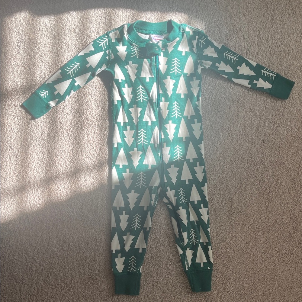 Hanna Andersson Green and White Tree Print Christmas Footie